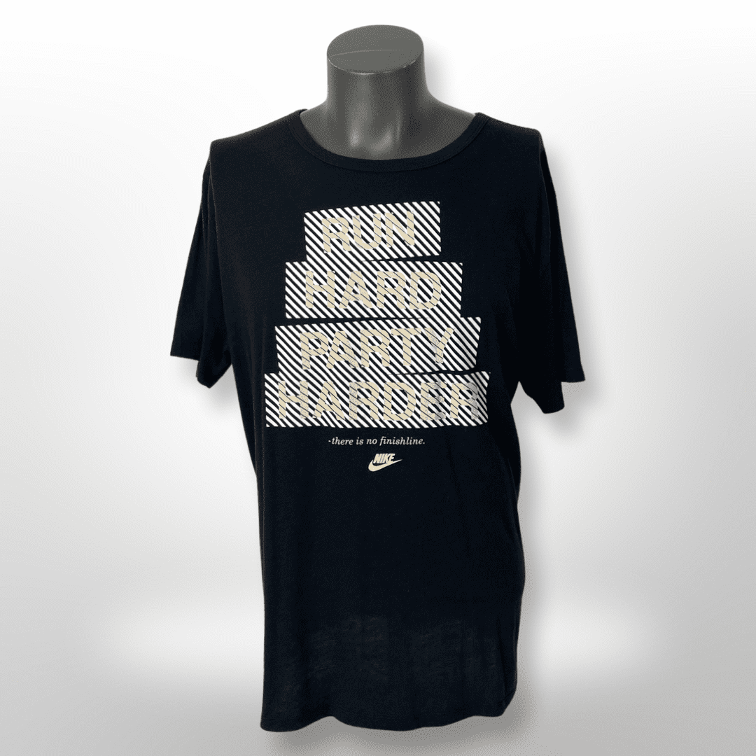 Nike Spellout Logo Shirt "Run Hard Party Harder" Gr. XL